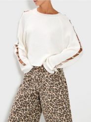 Sweter ze zdrobieniami na rękawach - biały. Białe swetry nierozpinane damskie Sinsay, l, bez wzorów, bez kołnierzyka, bez ramiączek. Za 79.99 zł.