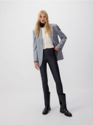 Legginsy z imitacji skóry - czarny. Czarne legginsy damskie Reserved, bez wzorów, ze skóry. W wyprzedaży za 79.99 zł.