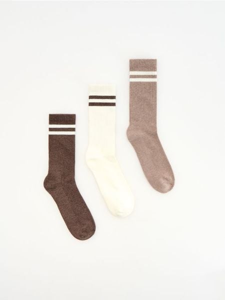 3 pack długich skarpet - brązowy. Brązowe skarpety męskie Reserved, bez wzorów, z denimu. Za 39.99 zł.
