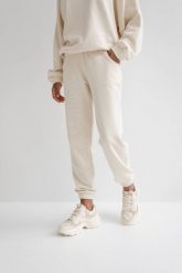 Spodnie dresowe typu jogger w kolorze BRIGHT BEIGE ze strukturalnej dzianiny - DISPLAY-XL. Brązowe spodnie dresowe damskie Marsala, bez wzorów, z bawełny, eleganckie, z podwyższonym stanem. W wyprzedaży za 124.95 zł.