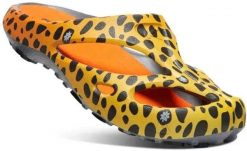 Klapki damskie Keen Shanti Cheetah Rainbow pomarańczowe. Brązowe klapki damskie 909, bez wzorów, z gumy, bez obcasa, bez zapięcia. Za 288.99 zł.
