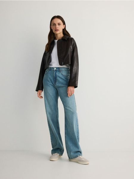 Jeansy straight loose - niebieski. Niebieskie jeansy damskie Reserved, bez wzorów, z bawełny, z podwyższonym stanem. W wyprzedaży za 99.99 zł.
