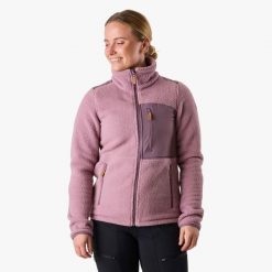 Bluza polarowa turystyka damska Swedemount Nordkap Pile Jacket wodoodporna. Czerwone bluzy damskie SWEDEMOUNT, na zimę, bez wzorów, z polaru, sportowe, bez ramiączek, bez kaptura. Za 399.99 zł.