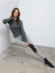 Jeansy slim z prostą nogawką i średnim stanem - szary. Szare jeansy damskie Sinsay, bez wzorów, z jeansu. Za 69.99 zł.