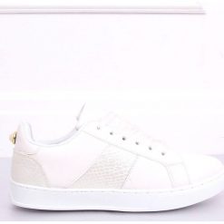 Trampki damskie białe X93 White. Białe trampki i tenisówki damskie ButyModne, z aplikacjami, z materiału, bez zapięcia. W wyprzedaży za 69.00 zł.