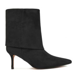 Botki Nine West. Czarne botki damskie Nine West, bez wzorów, bez obcasa, na szpilce, bez zapięcia. Za 299.99 zł.