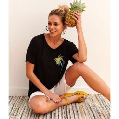 T-SHIRT Z CEKINOWĄ APLIKACJĄ. Czarne t-shirty damskie DRYWASH, z aplikacjami, bez kołnierzyka, bez ramiączek. W wyprzedaży za 29.99 zł.