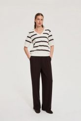 Bluza w paski z krótkimi rękawami biała. Białe bluzy damskie MOODO, l, bez wzorów, z bawełny, bez ramiączek, bez kaptura. Za 89.99 zł.