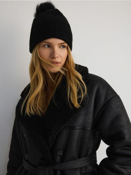 Czapka beanie z pomponem - czarny. Czarne czapki damskie Reserved, bez wzorów. W wyprzedaży za 25.99 zł.