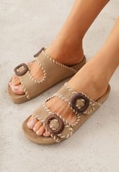 Beżowe Klapki VICES Ozdobione Przeszyciami i Klamrami z Imitacji Drewna Kallinope. Brązowe klapki damskie Born2be, bez wzorów, klasyczne, bez obcasa, na płaskiej podeszwie, bez zapięcia. Za 99.99 zł.
