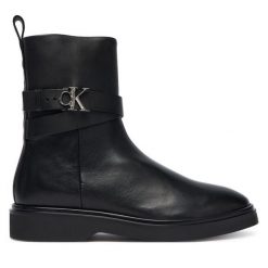 Botki Calvin Klein. Czarne botki damskie Calvin Klein, bez wzorów, bez obcasa, na płaskiej podeszwie, bez zapięcia. Za 639.99 zł.