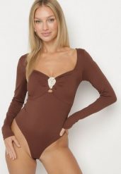 Brązowe Body Ozdobione Metaliczną Aplikacją Furriva. Brązowe body Born2be, z aplikacjami. Za 89.99 zł.