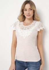 Różowy Bawełniany T-shirt Koszulka z Krótkim Rękawem z Ozdobną Koronką przy Dekolcie Carines. Czerwone bluzki damskie Born2be, m, z aplikacjami, z bawełny, eleganckie, bez kołnierzyka, bez ramiączek. Za 39.99 zł.