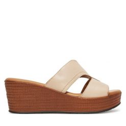 Klapki Lasocki. Brązowe klapki damskie Lasocki, bez wzorów, bez obcasa, bez zapięcia. Za 169.99 zł.