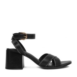 Sandały JENNY. Czarne sandały damskie Jenny, bez wzorów, bez obcasa, na słupku, bez zapięcia. Za 139.99 zł.