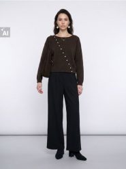 Sweter oversize z ozdobnymi guzikami - brązowy. Brązowe swetry nierozpinane damskie Sinsay, l, bez wzorów, bez kołnierzyka, bez ramiączek. Za 49.99 zł.