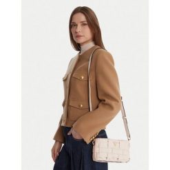 Torebka Guess. Białe listonoszki damskie Guess, z aplikacjami, bez dodatków. Za 332.99 zł.