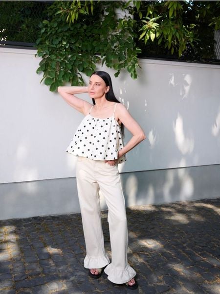 Jeansy z falbankami - kremowy. Białe jeansy damskie Reserved, bez wzorów, z bawełny. W wyprzedaży za 99.99 zł.