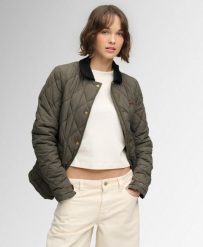 Superdry Kurtka ocieplana z ozdobą z sztruksu — slim fit – olive Khaki. Zielone kurtki męskie Superdry, z aplikacjami, z bawełny, klasyczne, bez kaptura. Za 603.00 zł.