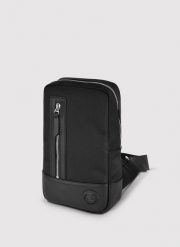 PAKO LORENTE – Czarna torba saszetka na ramię. Czarne saszetki i nerki męskie Pako Lorente, z nylonu, na ramię, małe. Za 279.99 zł.