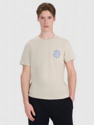4F T-shirt regular z nadrukiem męski - beżowy S. Brązowe t-shirty męskie 4F, m, bez wzorów, z bawełny, bez kołnierzyka, bez ramiączek. W wyprzedaży za 49.99 zł.
