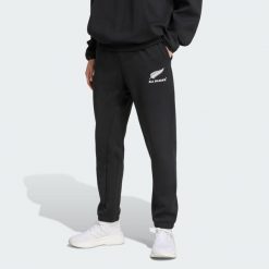 Spodnie reprezentacyjne All Blacks. Czarne spodnie sportowe męskie Adidas, s, bez wzorów, z dresówki, do piłki nożnej. Za 259.00 zł.