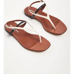 Sandały skórzane EMPORIO ARMANI. Sandały damskie Emporio Armani, bez wzorów, bez obcasa, bez zapięcia. W wyprzedaży za 704.37 zł.