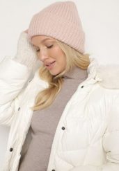 Różowa Prążkowana Czapka Beanie z Wiskozą i Metaliczną Nicią Temiala. Czerwone czapki damskie Born2be, bez wzorów, z materiału, eleganckie. Za 39.99 zł.