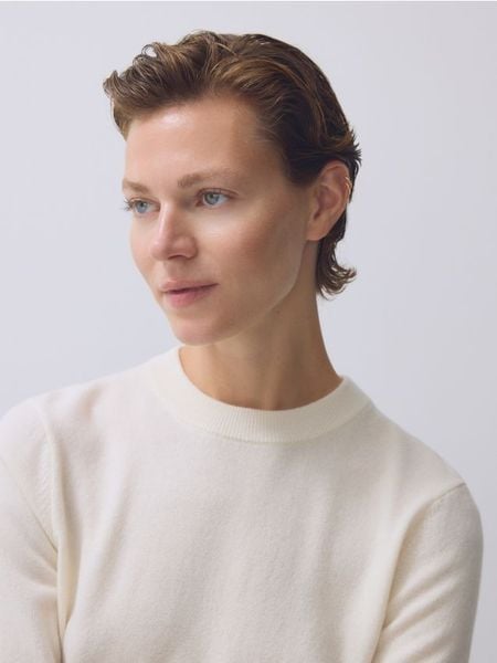 Sweter z wełny merino - złamana biel. Swetry nierozpinane damskie Reserved, l, bez wzorów, z wełny, bez kołnierzyka, bez ramiączek. Za 199.99 zł.