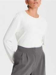Sweter - kremowy. Białe swetry nierozpinane damskie Sinsay, l, bez wzorów, ze skóry, bez kołnierzyka, bez ramiączek. Za 35.99 zł.