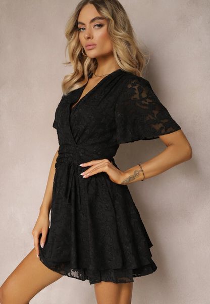 Czarna Rozkloszowana Sukienka z Dekoltem Zapinanym na Napy Tarae. Czarne sukienki damskie Renee, na co dzień, l, bez wzorów, eleganckie, bez kołnierzyka, bez ramiączek, mini, kopertowe. Za 149.99 zł.