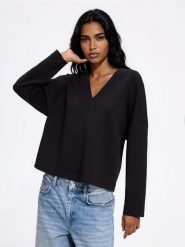 Bluza z dekoltem V - czarny. Czarne bluzy damskie Reserved, l, bez wzorów, z bawełny, bez ramiączek, bez kaptura. Za 89.99 zł.