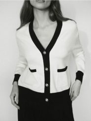 Kardigan z wiskozą - kremowy. Białe kardigany damskie Reserved, l, bez wzorów, z dzianiny, bez kołnierzyka. W wyprzedaży za 69.99 zł.