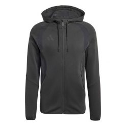 Bluza męska adidas Tiro 26 Travel Sweat Hoodie. Czarne bluzy męskie Adidas, m, bez wzorów, z bawełny, sportowe, bez ramiączek, bez kaptura. Za 252.99 zł.