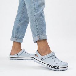 Klapki chodaki damskie sportowe Crocs BAYABAND CLOG. Białe klapki damskie Crocs, na lato, bez wzorów, z materiału, eleganckie, bez obcasa, bez zapięcia. Za 219.00 zł.