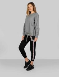 Trussardi Sport Spodnie | 44P00019 | Kobieta | Czarny. Czarne spodnie sportowe damskie TRUSSARDI, bez wzorów, z bawełny, sportowe. W wyprzedaży za 249.00 zł.