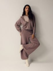 4F Bluza dresowa regular z modalem damska - brązowa S. Brązowe bluzy damskie 4F, s, bez wzorów, z dresówki, klasyczne, bez ramiączek, z kapturem. Za 199.99 zł.