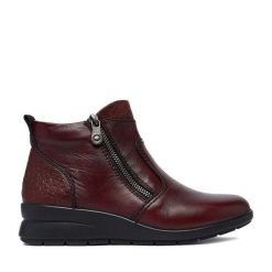 Botki Rieker. Czerwone botki damskie Rieker, bez wzorów, bez obcasa, na koturnie, bez zapięcia. Za 399.99 zł.