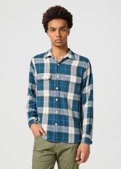 WRANGLER MĘSKA KOSZULA 2 PKT SHIRT GREEN 112357974 W5K7016823. Zielone koszule męskie Wrangler, l, bez wzorów, bez kołnierzyka, bez ramiączek. Za 99.99 zł.