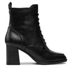 Botki Tamaris. Czarne botki damskie Tamaris, bez wzorów, bez obcasa, na słupku, bez zapięcia. Za 439.99 zł.