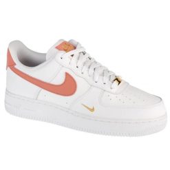 Buty sportowe Sneakersy damskie, Air Force 1 07 Essential. Białe obuwie sportowe damskie Nike, bez wzorów, ze skóry, bez zapięcia, trekkingowe, Nike Air Force. Za 499.99 zł.