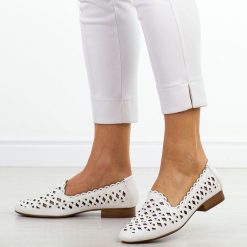 Białe ażurowe półbuty damskie Jezzi Asa222-8. Białe półbuty damskie Jezzi, na jesień, w ażurowe wzory, ze skóry, eleganckie, bez obcasa, na płaskiej podeszwie, bez zapięcia. Za 209.00 zł.