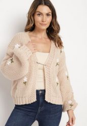 Brązowy Kardigan w Kwiatowy Wzór Zapinany na Ozdobną Agrafkę Patinita. Brązowe kardigany damskie Born2be, uniwersalny, z aplikacjami, z jeansu, eleganckie, bez kołnierzyka. Za 159.99 zł.