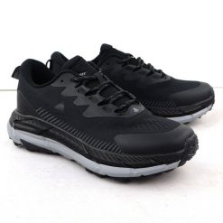 Buty sportowe męskie czarne McArthur MC20. Czarne buty sportowe męskie McArthur, bez wzorów, ze skóry ekologicznej, bez zapięcia, trekkingowe. Za 99.00 zł.