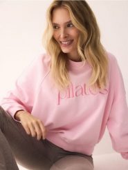 Bawełniana bluza z napisem - pastelowy róż. Czerwone bluzy damskie Reserved, l, bez wzorów, z bawełny, bez ramiączek, bez kaptura. W wyprzedaży za 59.99 zł.