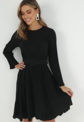 Czarna Sukienka Plisowana z Paskiem Flyne. Czarne sukienki damskie Born2be, bez wzorów, eleganckie, bez kołnierzyka, bez ramiączek, mini. Za 109.99 zł.
