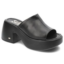 Czarne Klapki Karino Modne Obuwie Damskie. Czarne klapki damskie Karino, na lato, bez wzorów, ze skóry, eleganckie, bez obcasa, na obcasie, bez zapięcia. Za 419.00 zł.