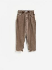 Jeansy mom fit z wysokim stanem - brązowy. Brązowe jeansy damskie Reserved, bez wzorów, z bawełny, z podwyższonym stanem. Za 129.99 zł.