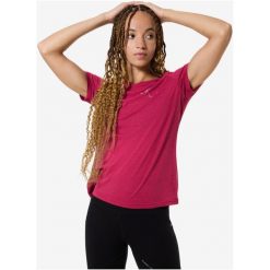 Koszulka SUPER.NATURAL W RUNNING TEE. Czerwone bluzki damskie super.natural, bez wzorów, sportowe, bez kołnierzyka, bez ramiączek. Za 249.99 zł.