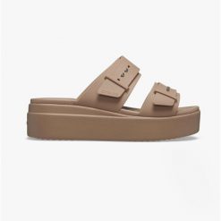 Klapki damskie Crocs BROOKLYN BUCKLE LOWWDG. Brązowe klapki damskie Crocs, bez wzorów, bez obcasa, bez zapięcia. W wyprzedaży za 229.00 zł.